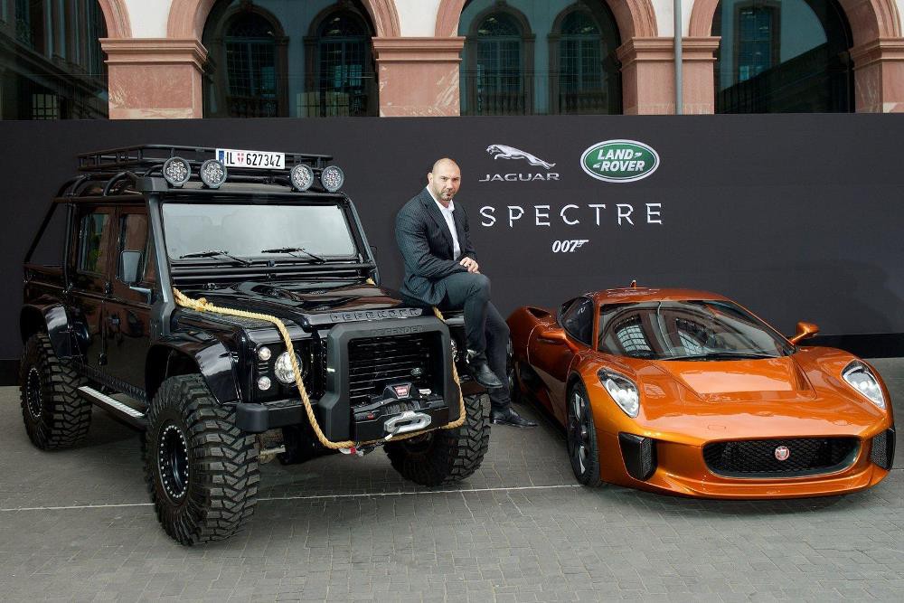 Jaguar Land Rover провел показ машин новой "бондианы"