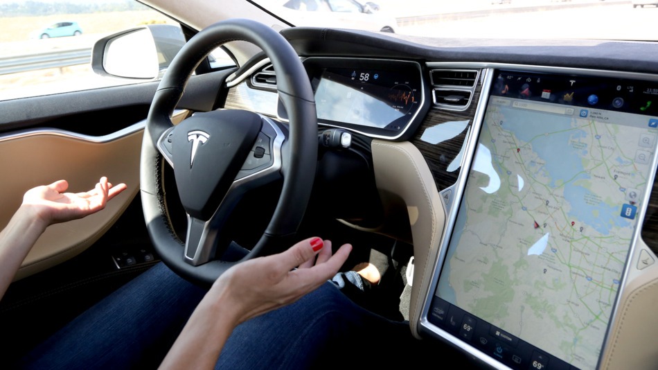 Автомобили Tesla получили функцию "подачи к водителю"