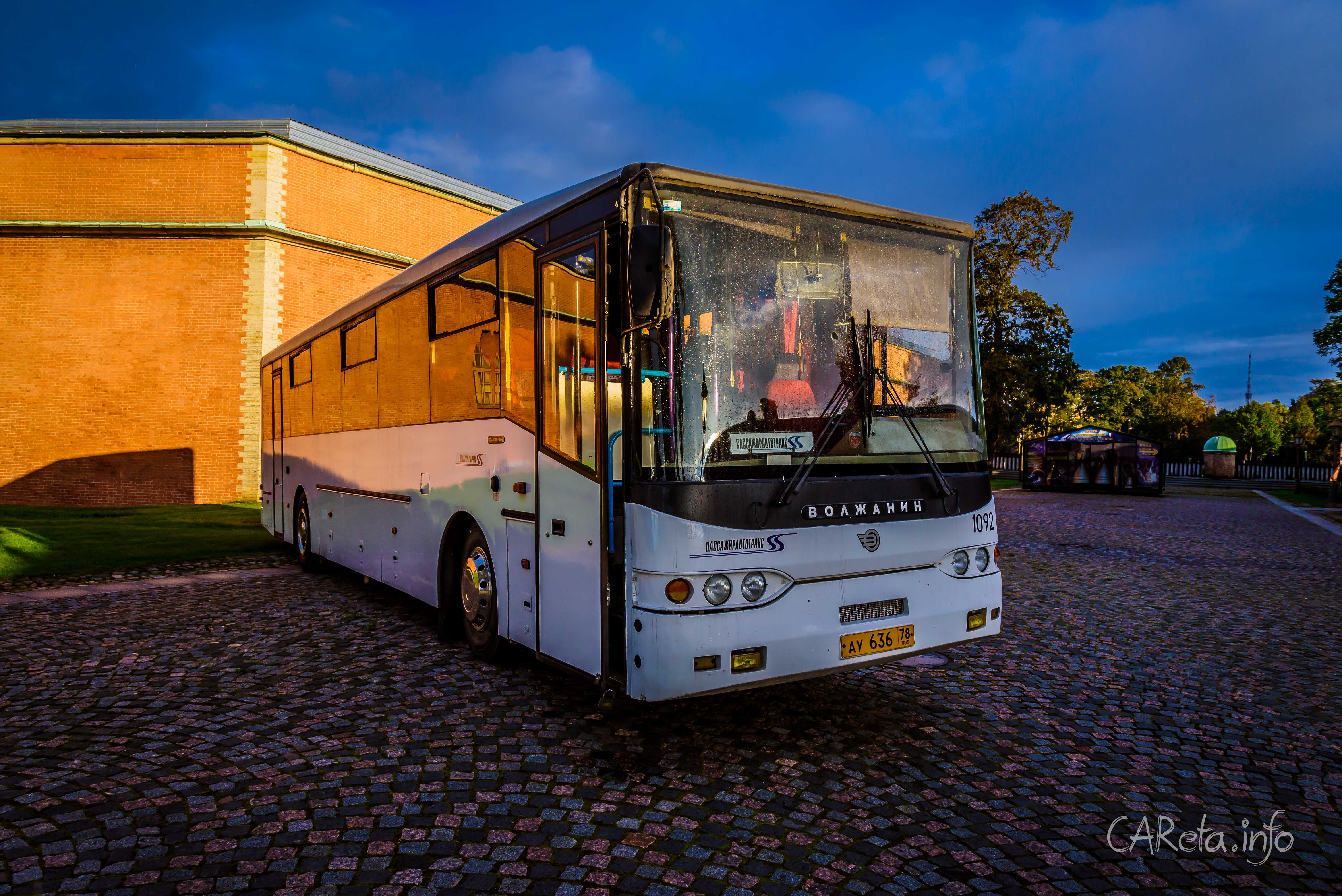 Взгляд в прошлое: выставка ретро-автобусов в Петропавловской крепости