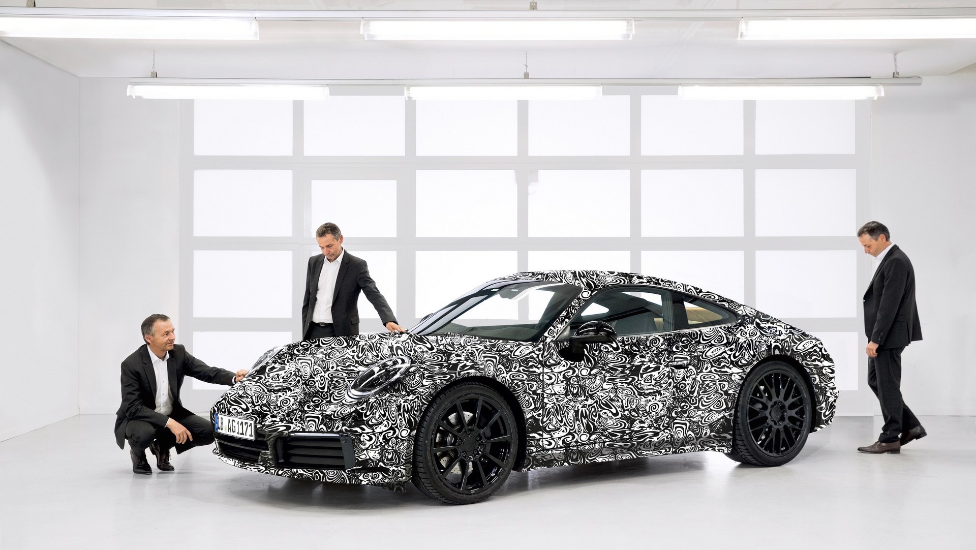 Первые фото нового Porsche 911