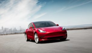 Tesla Model 3 получила "дешевую версию"