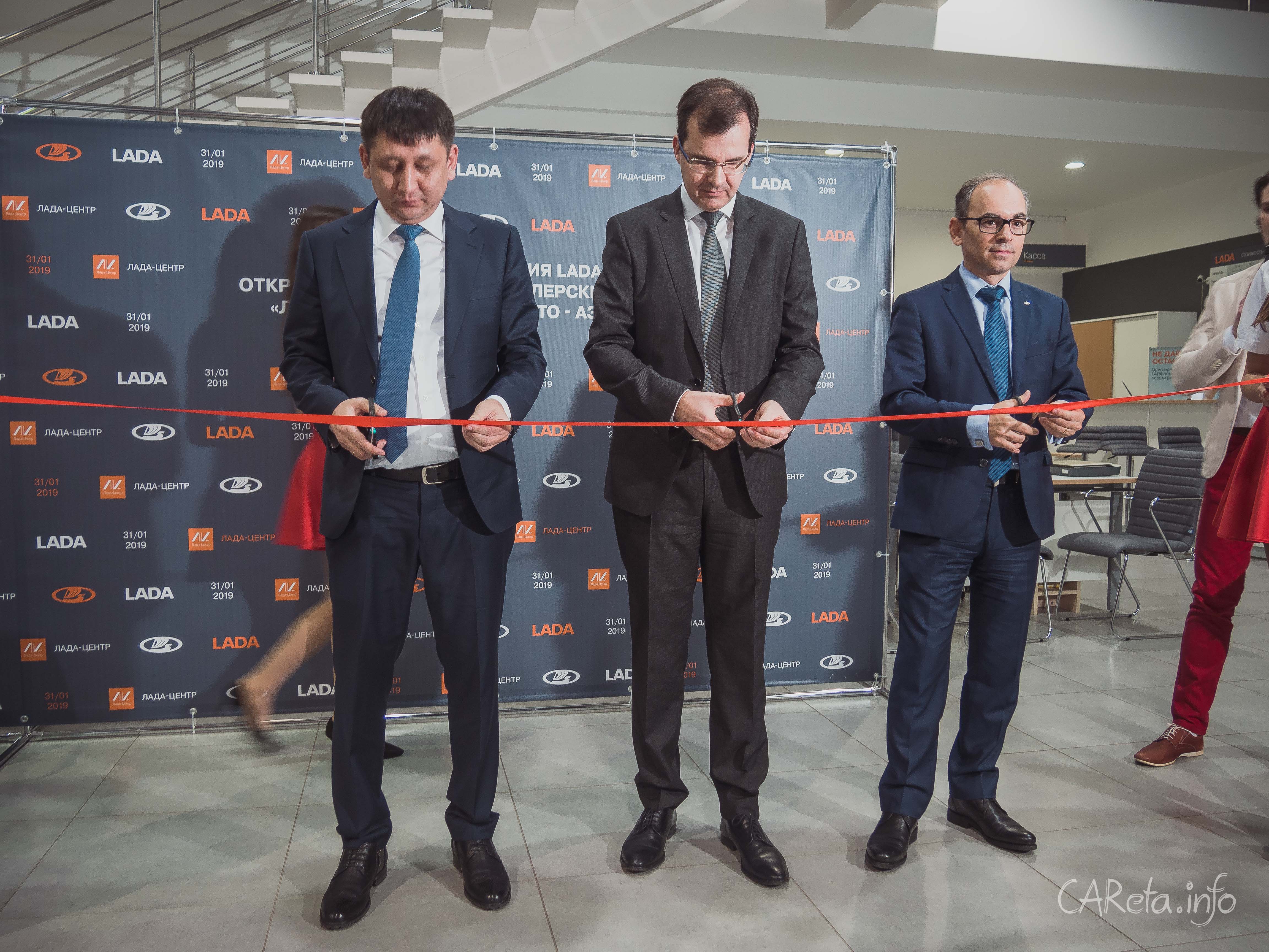 Президент АВТОВАЗа открыл обновленный дилерский центр LADA в Петербурге