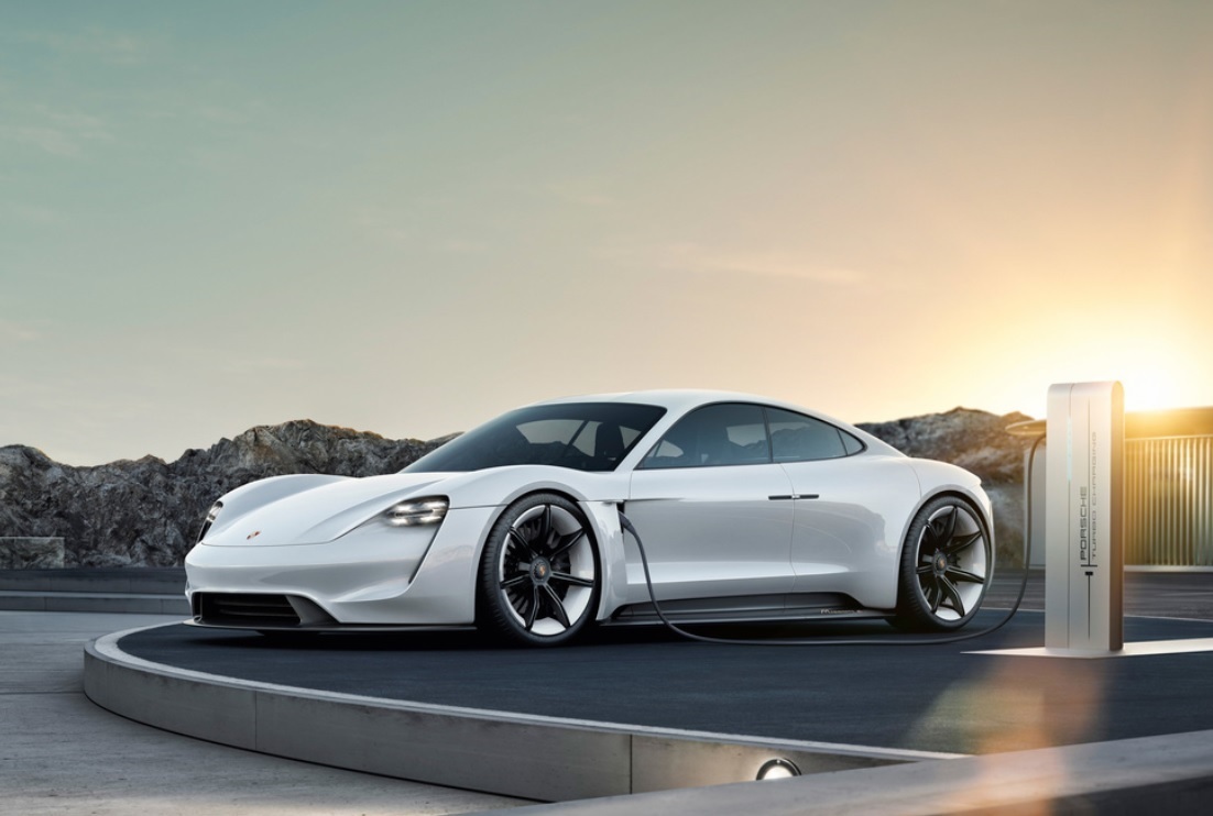 Porsche показала интерьер нового Taycan