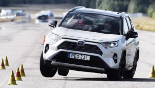 Гибридный Toyota RAV4 провалил "лосиный тест" Гибридный Toyota RAV4 провалил "лосиный тест"