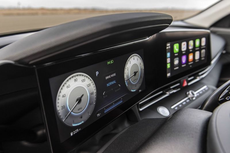 Hyundai презентовали новый Elantra: он вам не седан!