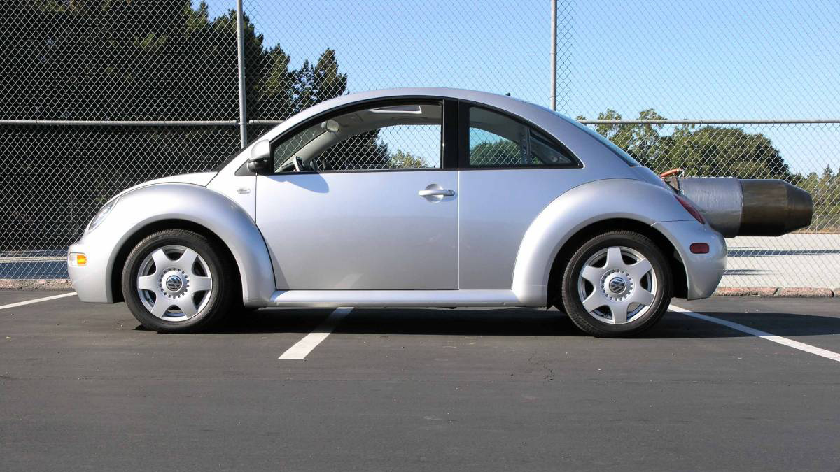 Реактивный VW Beetle с соплом и дырой в корме