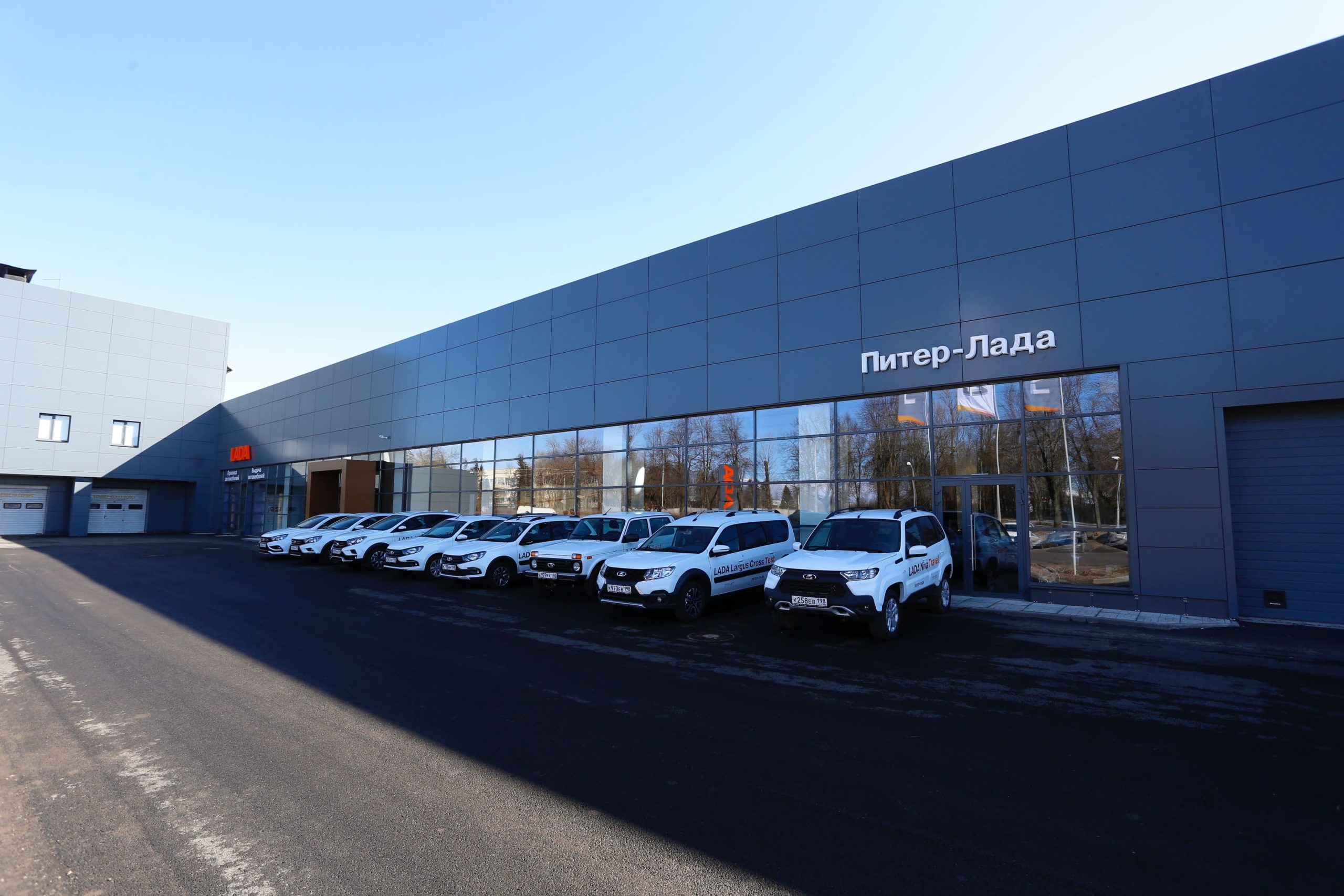 В СПб открылся самый крупный автосалон LADA