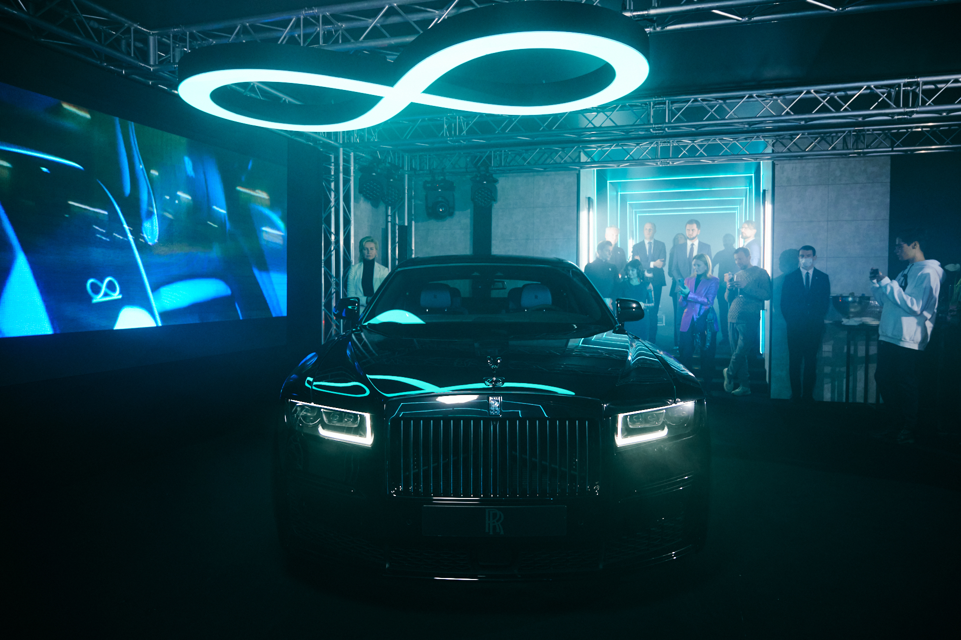 Rolls-Royce представил в Петербурге Black Badge Ghost