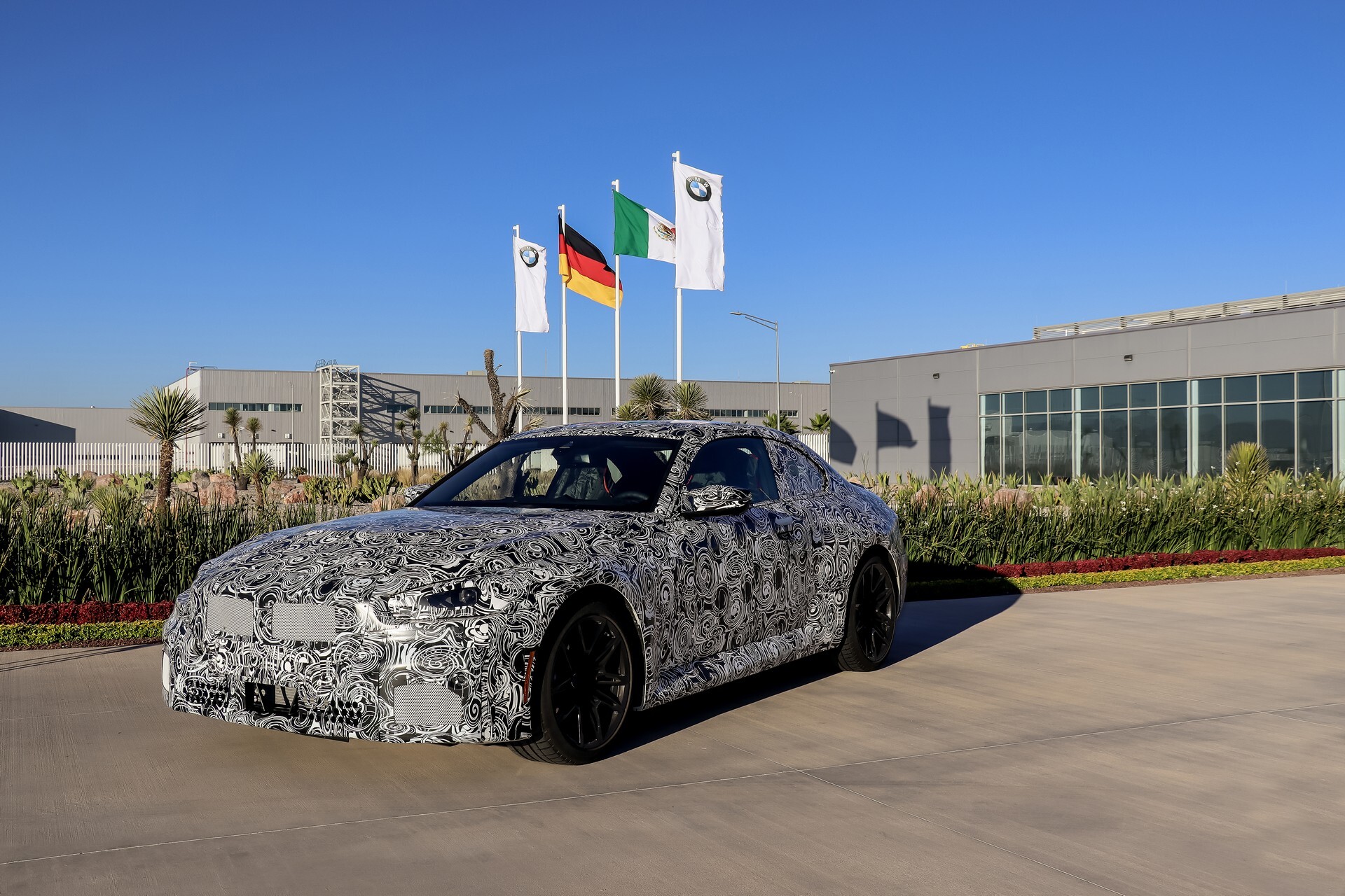 BMW показала новую M2 в камуфляже