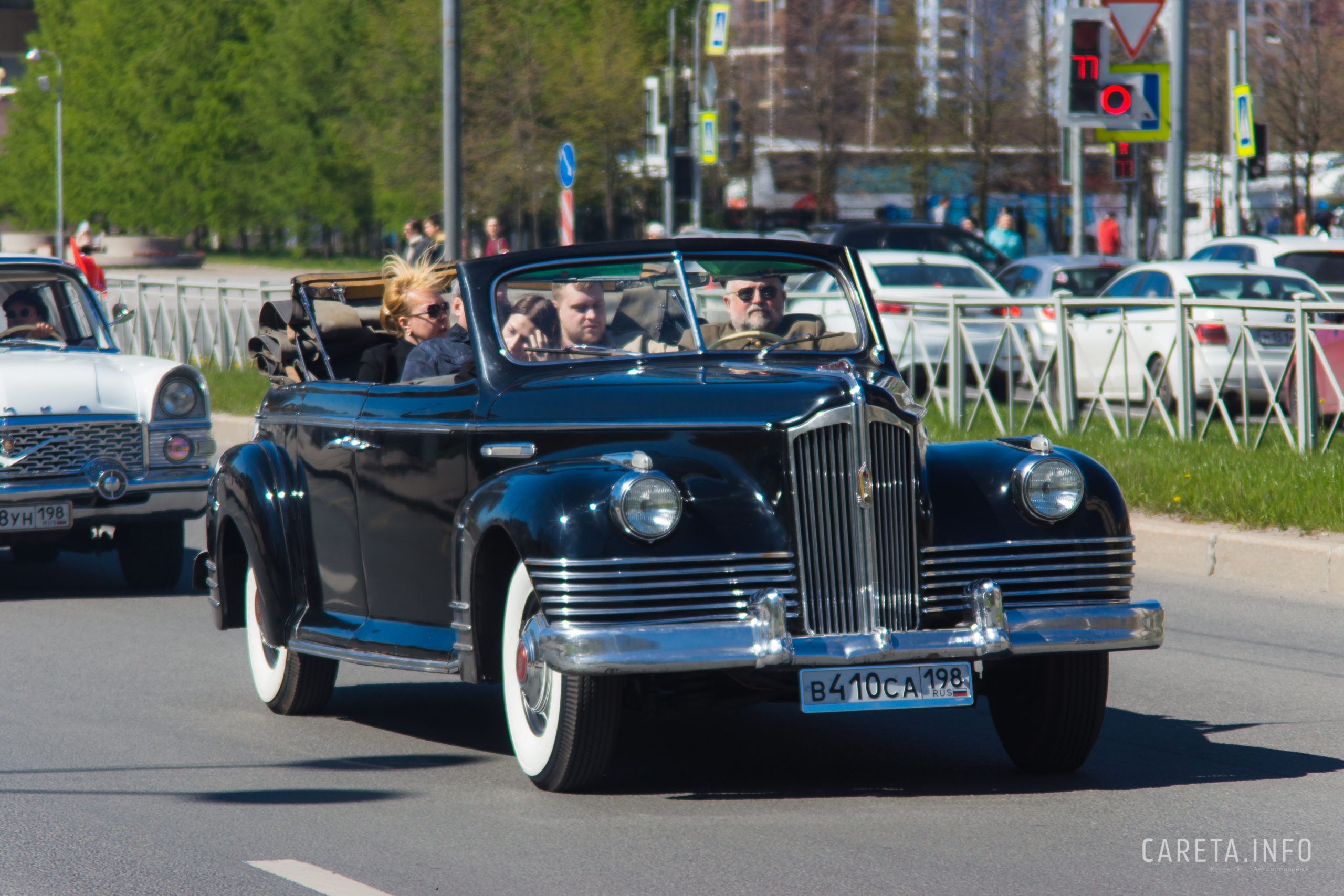 В Петербурге прошел крупнейший парад ретро-транспорта
