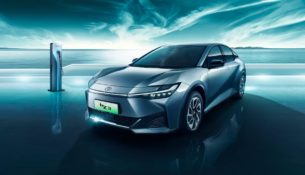 Toyota выпускает первый электрический седан