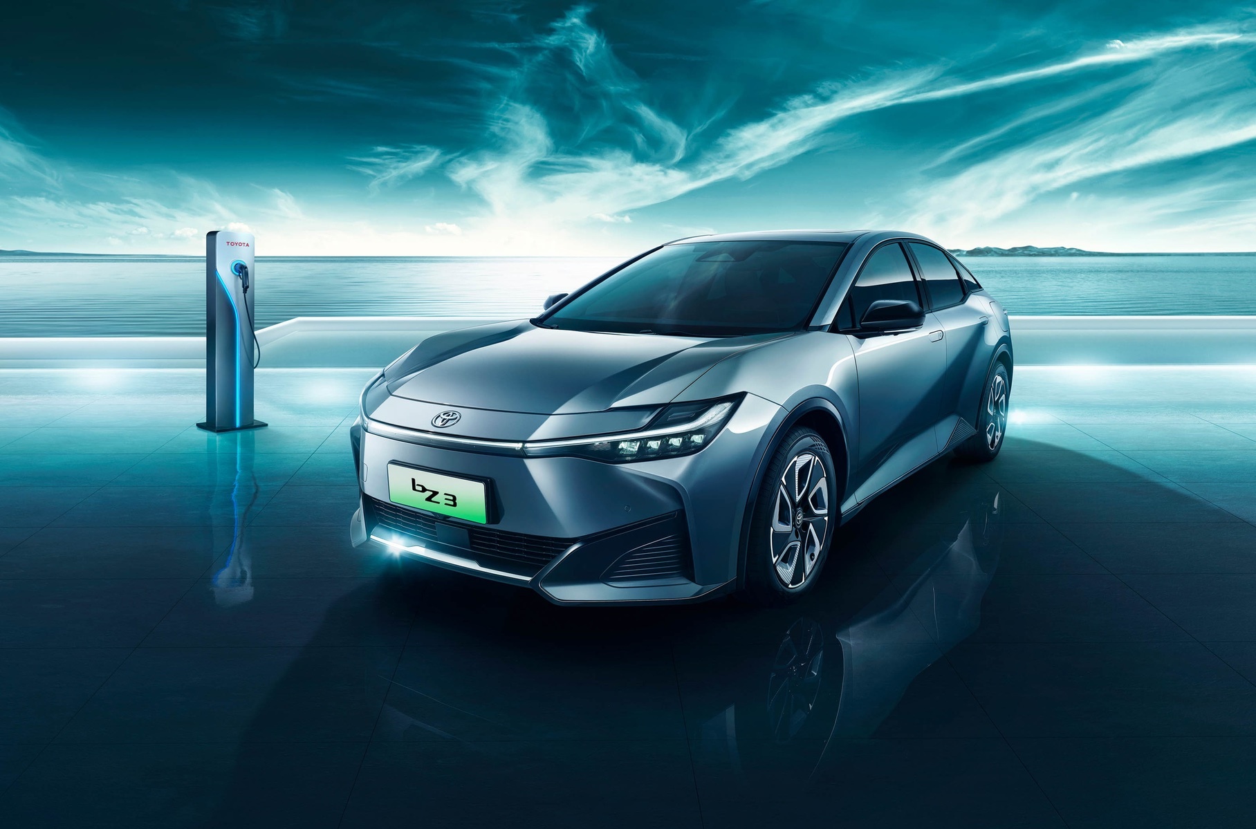 Toyota выпускает первый электрический седан